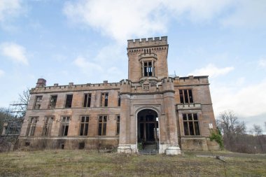 Birkwood Şatosu, Birkwood Malikanesi, Lesmahagow, İskoçya 'da 2005 yılına kadar hastane olarak kullanılan terk edilmiş bir Gotik kır evi, binanın bir kısmı çöktüğünden beri boş bırakılmış..