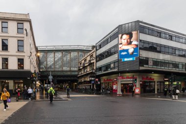 Glasgow, İskoçya 'daki dört köşe, özellikle Argyle Caddesi ve Union Caddesi' nin kesiştiği yer, Glasgow Central tren istasyonuna bakıyor..
