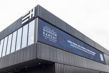Ibrox Restoranı ve Menüsü Gordon Ramsay Blue Sky Lounge 'da Ibrox sunumu Glasgow, İskoçya