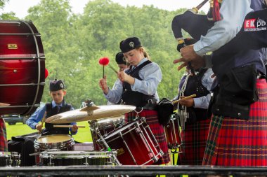 East Kilbride Boru Grubu 'ndan Lady Drummer Park' ta konser veriyor.
