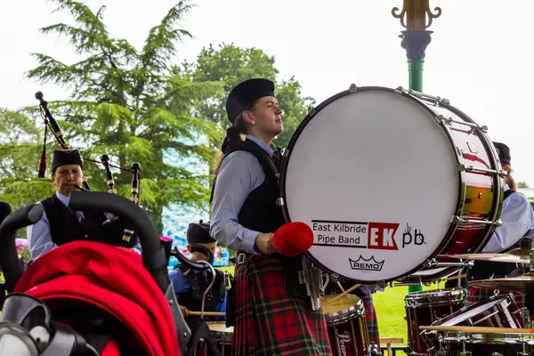 East Kilbride Boru Grubu 'ndan Lady Drummer Park' ta konser veriyor.