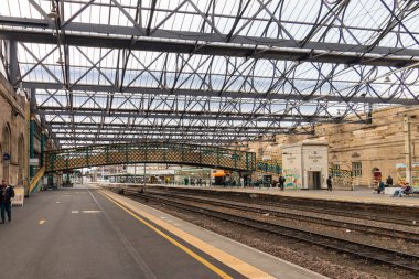 Carlisle İstasyonu yaya köprüsüne bakıyor.