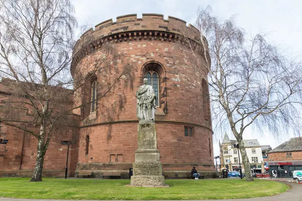 Carlisle Kalesi doğu kulesi ve Earl Lonsdale heykeli.