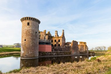 Dumfries, Scoltland 'deki Caerlaverock Kalesi. Fotoğraf şatonun arkasından çekildi..