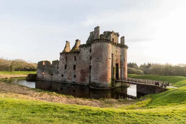 Caerlaverock Kalesi, Dumfries, İngiltere. Ortaçağ kalesi hendekle çevrili.