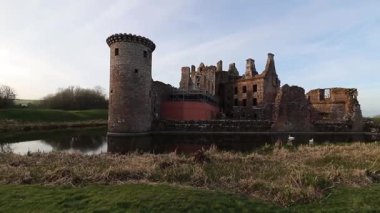 Dumfries, İskoçya 'daki Caerlaverock Kalesi. Kalenin arka tarafının videosu.