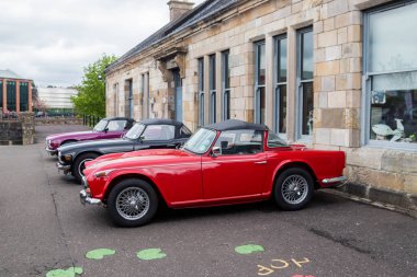 Tarihsel Triumph arabaları TR6 ve TR250 Sumerlee Müzesi, Coatbridge, İskoçya, İngiltere 'deki araba fuarında sergileniyor.