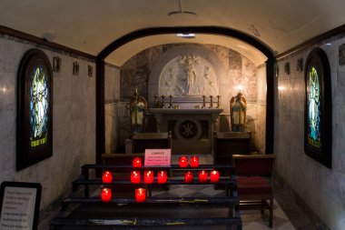 Meleklerin Hanımı Şapeli 'ndeki mum istasyonu Carfin Grotto, İskoçya' daki Melekler 'e adanmış bir yeraltı şapeli.
