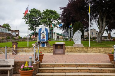 Carfin Hac Merkezi, Carfin Grotto, Motherwell, İskoçya. Polonya 'da Hıristiyanlığın 600. yıldönümü münasebetiyle yapılan Polonya Tapınağı, II. John Paul heykeli 