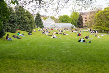Glasgow Botanik Bahçeleri 'nde sıcak hava dalgası. Bir sürü insan güneşin tadını çıkarıyor.