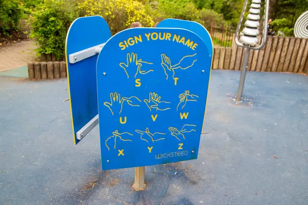 İskoçya 'da bir oyun parkında işaret dili rehberi paneli