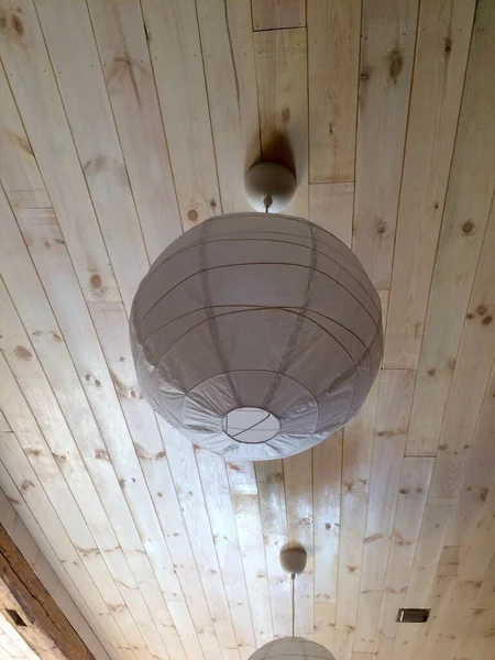 木制天花板上挂着一盏时髦的纸灯 — 图库照片