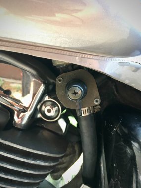 Motosikletin yakıt akışını kapatıp açmak için bir vana.