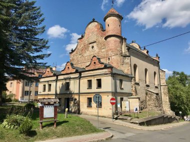 Podkarpacie 'deki bir Polonya kasabasında tarihi bir sinagog.