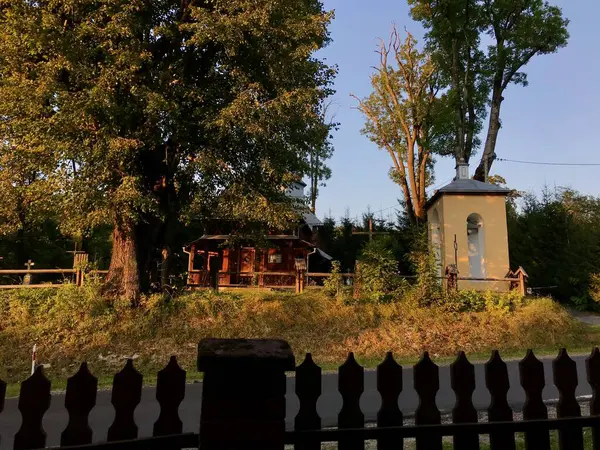 Küçük bir kilisenin yanında ahşap bir kilise.
