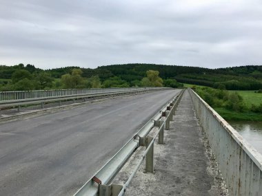 Köprünün manzarası, korkuluk ve yaya geçidinin yanında..