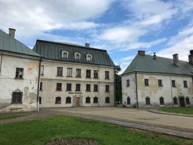 Avludan tarihi müze manzarası ve binanın üzerindeki alçı soyulmuş..
