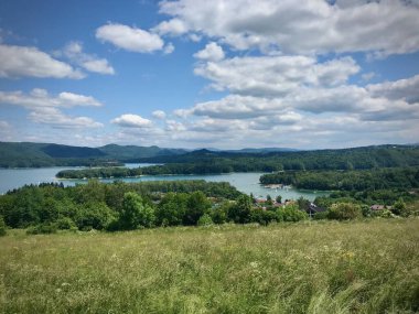 Tepeden Solina Reservoir 'a doğru bak