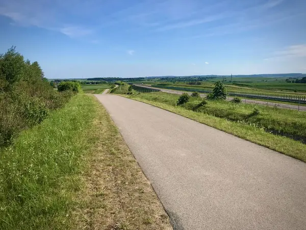 Otobanın yanındaki asfalt yola bak..
