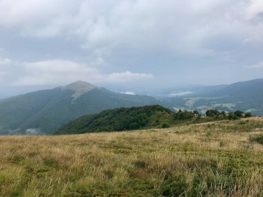 Bieszczady Dağları, uzaktaki patika manzarası, fırtına bulutu ve düşen yağmur.