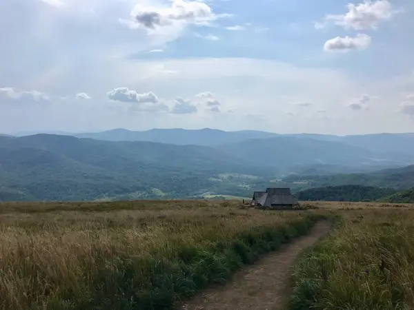 Bieszczady Dağları, yol manzarası, küçük ahşap bir kulübe..