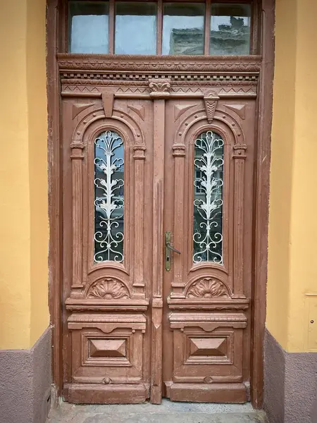 Apartmanın antika dekore edilmiş kapısı..