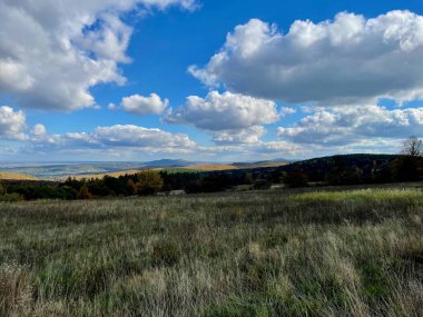 Bieszczady Dağlarının manzarası, mavi gökyüzündeki bulutlar.