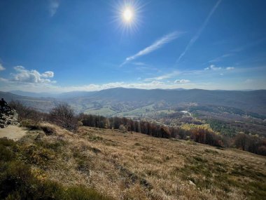 Bieszczady Dağlarının manzarası, mavi gökyüzündeki bulutlar.