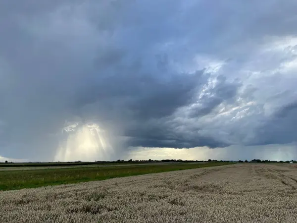 Fırtına bulutları ve güneş ışınları çarpıcı bir şekilde içeri giriyor..