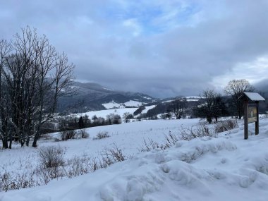 Bieszczady Dağları 'ndaki karla kaplı tepeler gibi kalın kış bulutları.