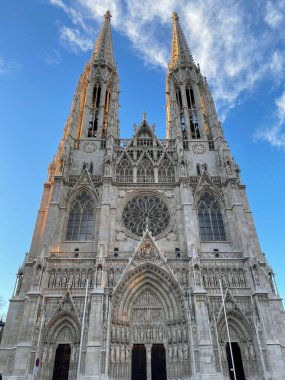 Viyana 'daki adak kilisesi. Kilise 1879 'da imparatorun bir suikast girişiminden kurtuluşu anısına inşa edildi..
