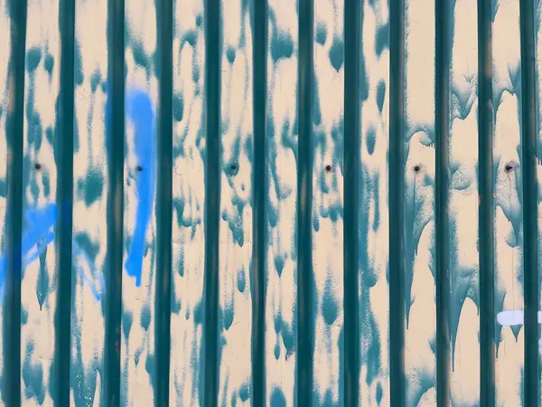 Garajda kareli metal levha, farklı renklerde boyanmış..