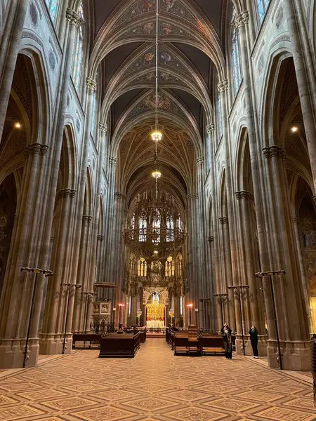 Viyana 'daki adak kilisesi. Kilise 1879 'da imparatorun bir suikast girişiminden kurtuluşu anısına inşa edildi..