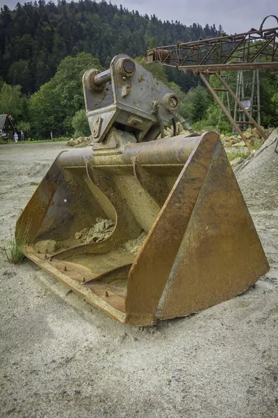 Yerde paslı bir kova oturuyor. Kova eski ve paslı ve terk edilmiş. Manzara ıssız ve sessiz, etrafta kimse yok. Kova ihmal sembolü gibi görünüyor.