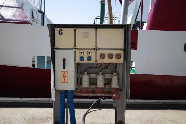 Üzerinde 6 numara olan bir kutu. Kutu eski ve paslı.