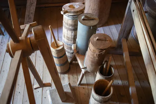 Ahşap bir masa ve ahşap bir kase de dahil olmak üzere çeşitli eşyalar.