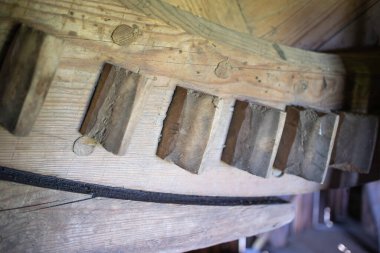 Ahşap bloklar arka arkaya dizilmiş, bazıları biraz eğri büğrü. Sahne biraz düzensiz ve kaotik, çünkü bloklar mükemmel bir şekilde hizalanmamış.