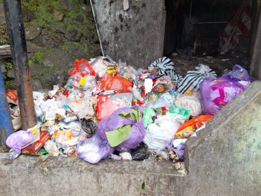 Yol kenarındaki kirli çöp yığınları.