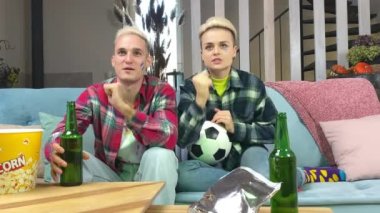Arjantin bayrağını boyayan genç futbol fanatikleri milli takıma tezahürat yapıyor, kapalı alanda canlı futbol maçı izliyorlar. Spor şampiyonasında Arjantin 'i destekleyen şık bir çift.