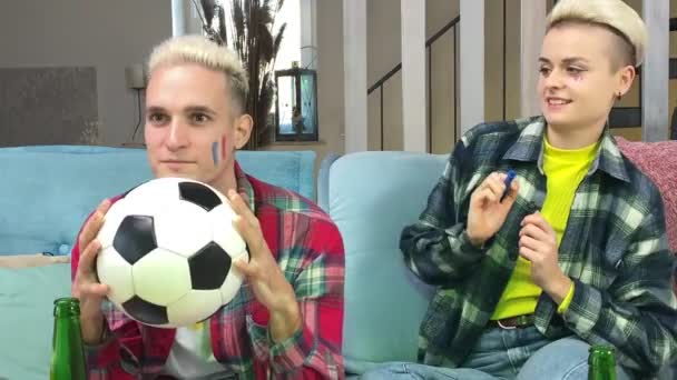Veselí Mladí Dospělí Fanoušci Připravují Živý Fotbalový Zápas Televizi Okouzlující — Stock video