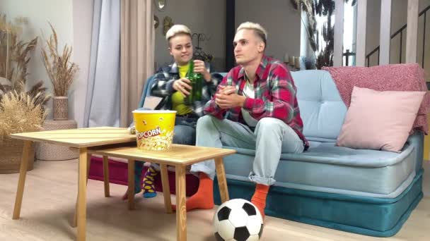 Mladí Dospělí Fanoušci Fandí Fotbalovému Týmu Doma Kamarádka Přidává Muži — Stock video