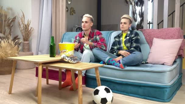 Unga Vuxna Par Fotboll Fans Firar Mål Vinna Landslaget Mästerskapet — Stockvideo