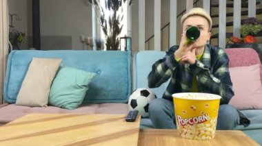 Konsantre kadın taraftarlar futbol takımına tezahürat yaparken televizyon seyrediyor, bira içerken yakışıklı erkekler romantik bir akşam teklif ediyor ama reddediliyor. Evde futbol şampiyonası yaparken heteroseksüel çift ilişkisi.