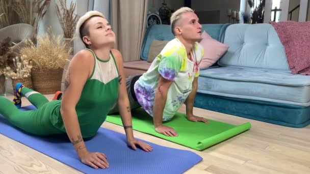 Modern Jong Wit Paar Oefenen Yoga Oefening Sportmat Binnen Stijlvolle — Stockvideo