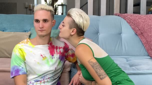 Wanita Muda Dengan Gaya Rambut Pendek Mencium Pacar Keren Pipi — Stok Video