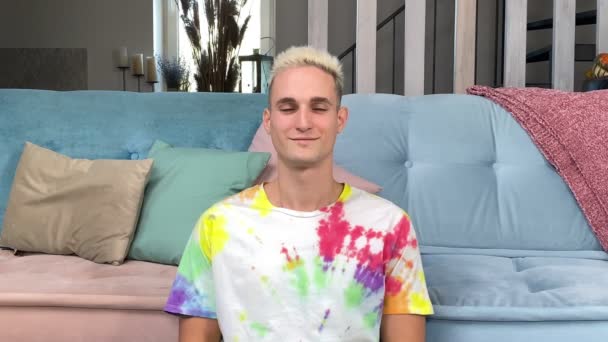 Portrét Pohledného Mladého Muže Obarveného Blond Vlasy Barevným Tričkem Usmívajícím — Stock video