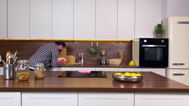 집에서 세제를 사용하여 설겆이를 함으로써 싱크대에서 설거지를 체크무늬 셔츠를 긍정적 — 비디오
