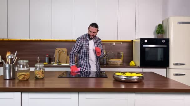 Dorosły Mężczyzna Brodą Wykonujący Prace Domowe Domowej Kuchni Wesoły Mąż — Wideo stockowe