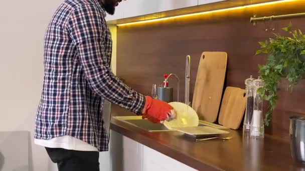 Κλείσιμο Ενός Χαρούμενου Ενήλικου Άνδρα Που Πλένει Πιάτα Στο Νεροχύτη — Αρχείο Βίντεο