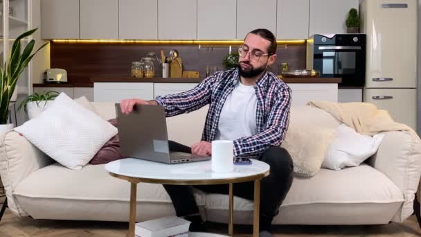 Homem Adulto Meia Idade Terminando Trabalhar Casa Usando Laptop Tendo — Vídeo de Stock